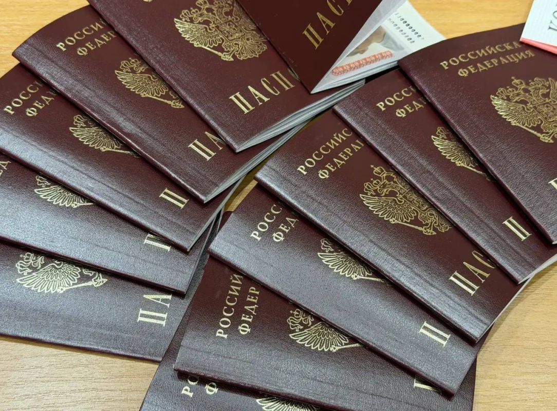 В Магадане полицейские и общественники вручили 14-летним ребятам их первые паспорта гражданина РФ В Магадане полицейские и общественники вручили 14-летним ребятам их первые паспорта гражданина РФ