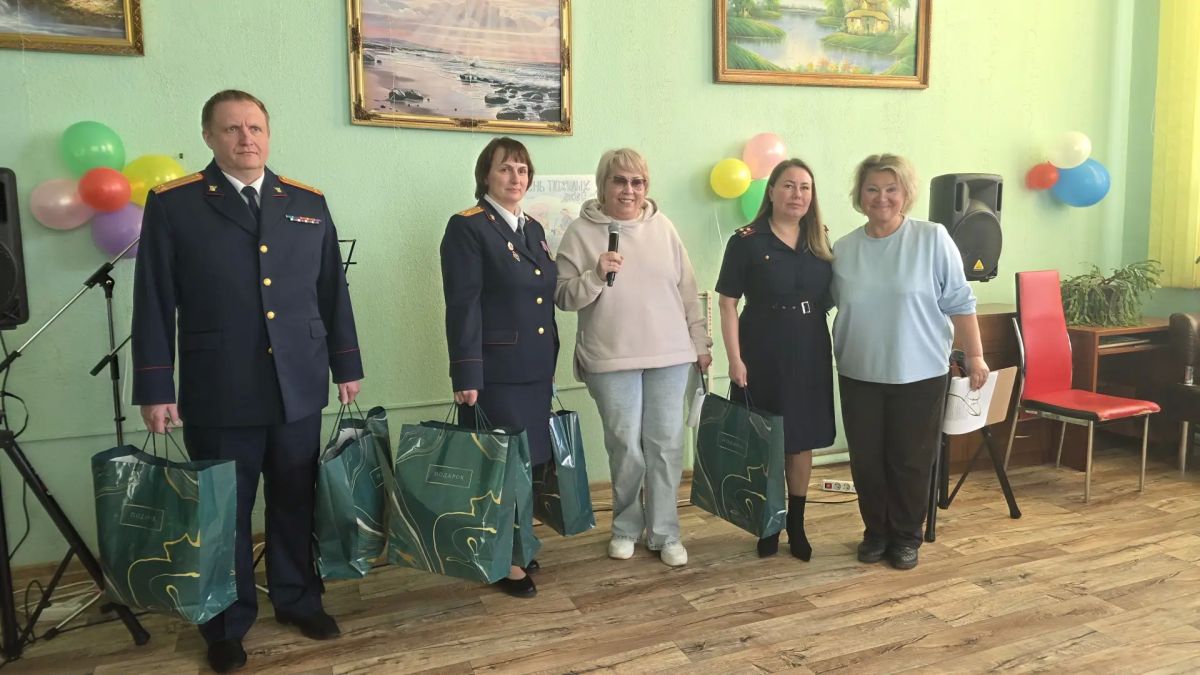 Сотрудники регионального следственного управления СК России поздравили старшее поколение с Международным днем пожилых людей