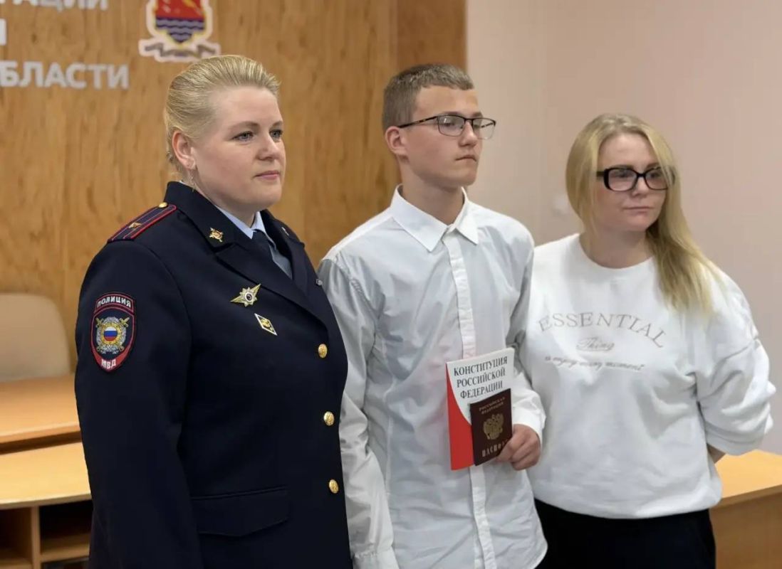В Магадане полицейские и общественники вручили 14-летним ребятам их первые паспорта гражданина РФ В Магадане полицейские и общественники вручили 14-летним ребятам их первые паспорта гражданина РФ