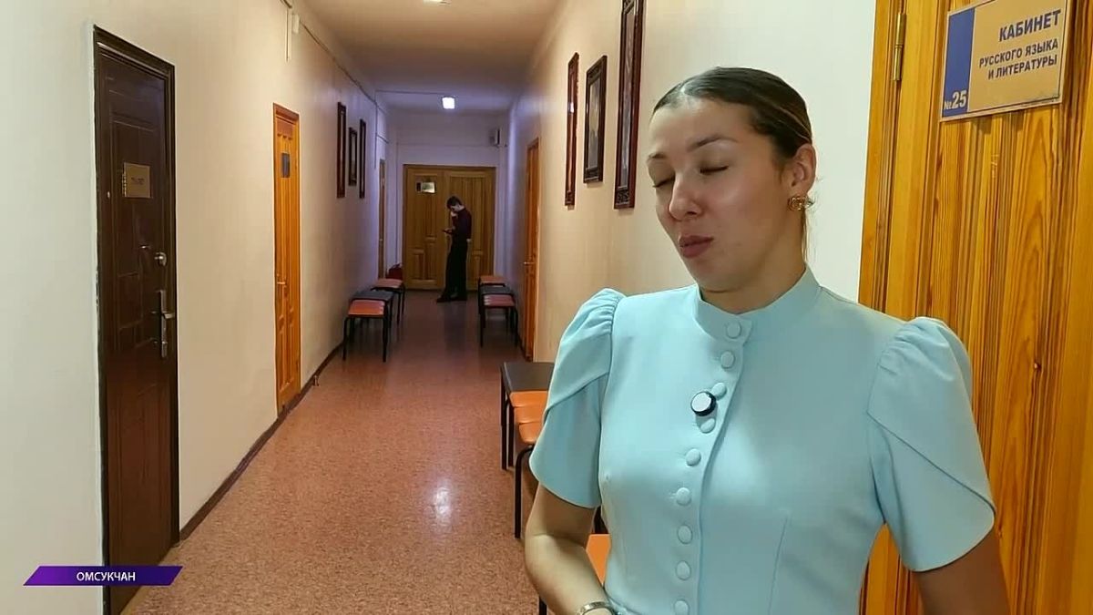 Праздничный концерт, юные дублёры и стенгазеты – День учителя ярко отметили в Омсукчане