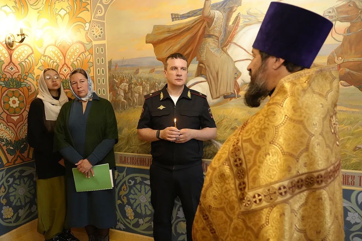 В Магаданской области полицейские приняли участие в торжественном богослужении, посвященном Дню памяти Сергия Радонежского В Магаданской области полицейские приняли участие в торжественном богослужении, посвященном Дню памяти Сергия Радонежского
