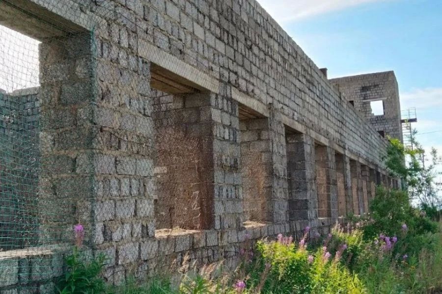 Доступ к опасным заброшенным зданиям ограничили в поселке Эвенск