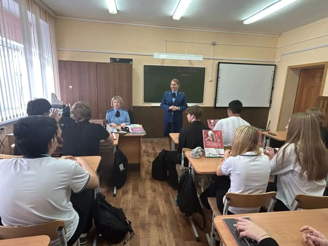 И.о. начальника отдела кадров прокуратуры Магаданской области Ольга Коваль и старший прокурор отдела кадров прокуратуры Магаданской области Мария Семенова провели классный час для учащихся средней общеобразовательной школы...
