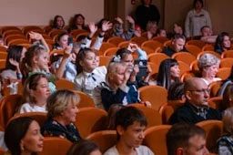 Лариса Поликанова: 160 юных художников, музыкантов и артистов дали свою первую «творческую клятву» — в Центре культуры Магадана прошло посвящение в первоклассники Лариса Поликанова: 160 юных художников, музыкантов и артистов дали свою первую «творческую клятву» — в Центре культуры Магадана прошло посвящение в первоклассники
