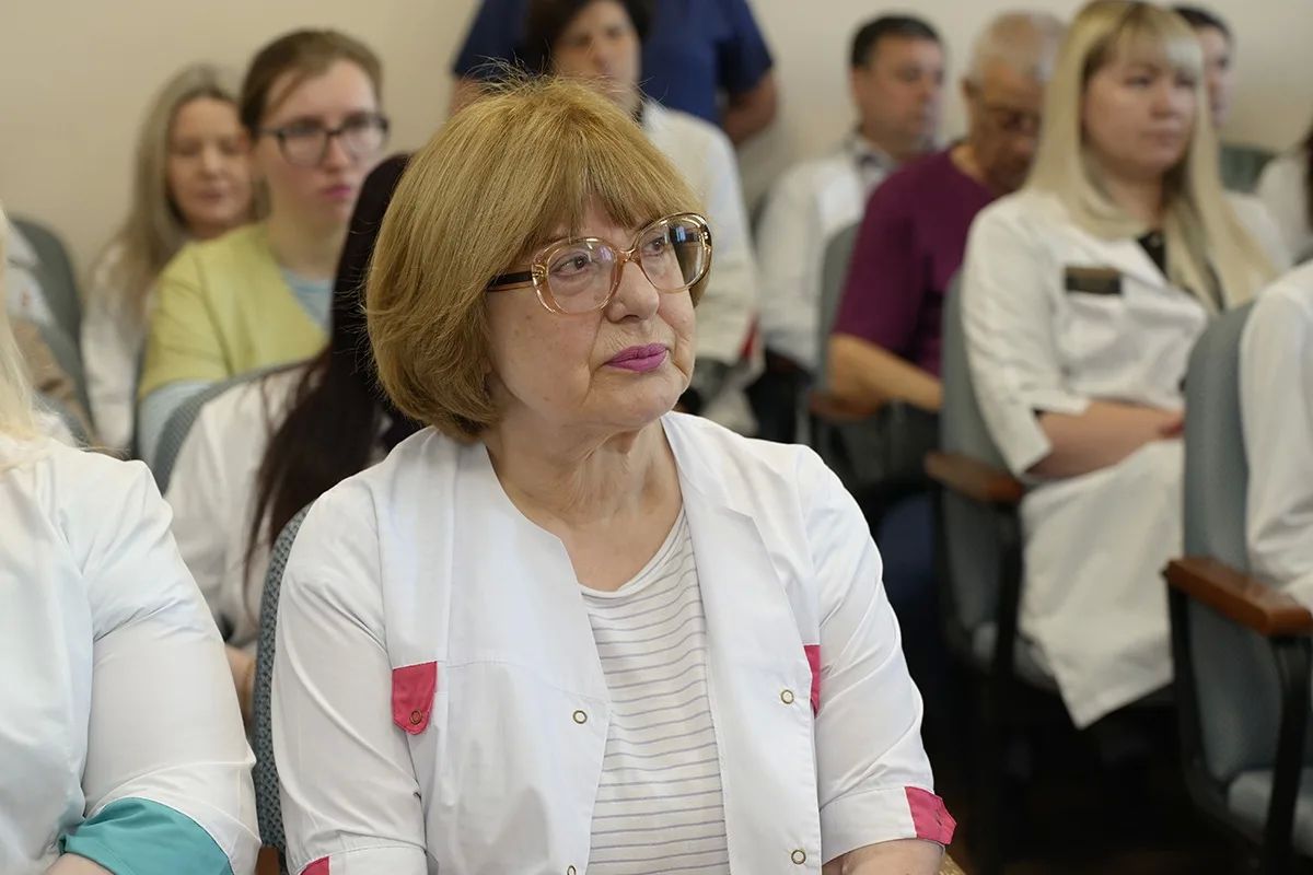 В Магаданской области полицейские поздравили с профессиональным праздником сотрудников кадровых подразделений и медико-санитарной части В Магаданской области полицейские поздравили с профессиональным праздником сотрудников кадровых подразделений и медико-санитарной части