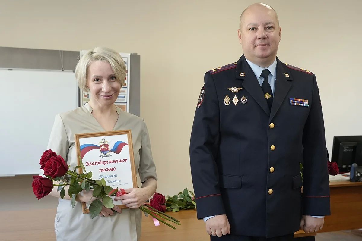 В Магаданской области полицейские поздравили с профессиональным праздником сотрудников кадровых подразделений и медико-санитарной части В Магаданской области полицейские поздравили с профессиональным праздником сотрудников кадровых подразделений и медико-санитарной части