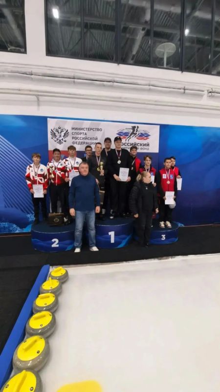 Колымские спортсмены взяли «серебро» Чемпионата ДФО по кёрлингу Колымские спортсмены взяли «серебро» Чемпионата ДФО по кёрлингу
