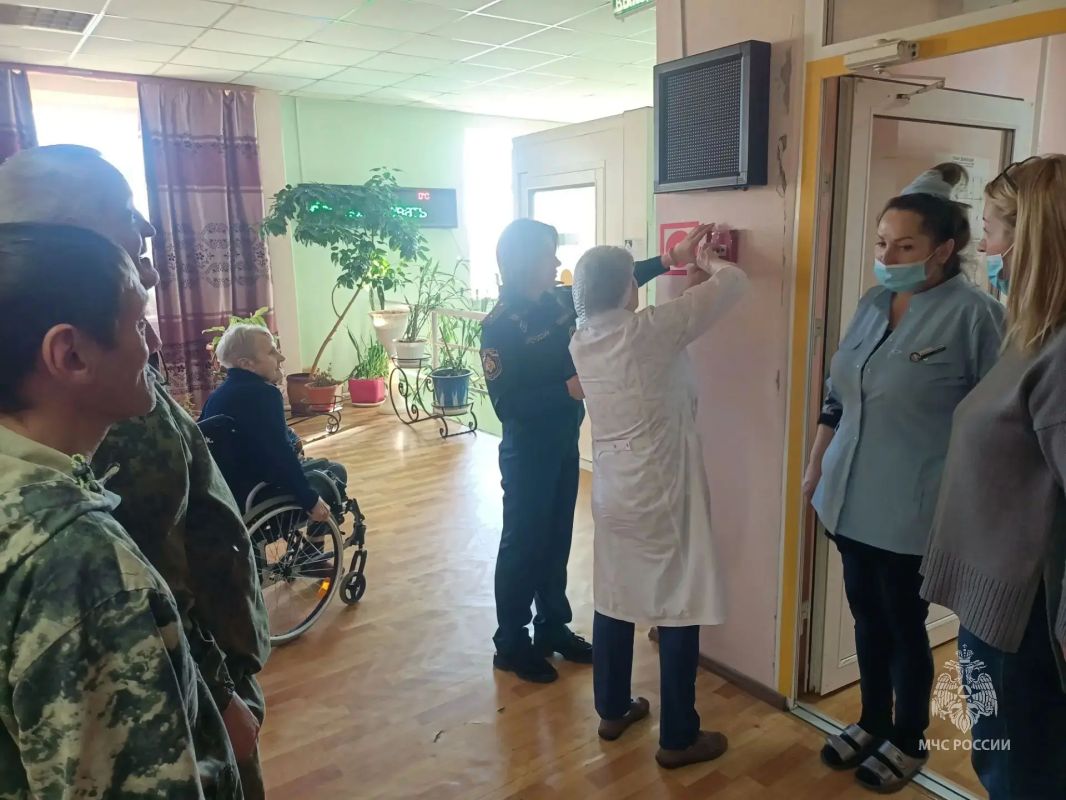 Тренировка в пансионате «Охотский бриз»: персонал учился действовать при пожаре Тренировка в пансионате «Охотский бриз»: персонал учился действовать при пожаре