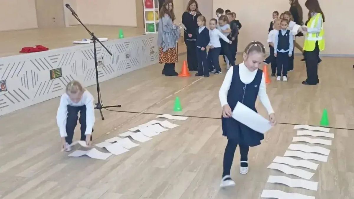 В Хасынском округе Магаданской области полицейские вручили первоклассникам удостоверения юных пешеходов В Хасынском округе Магаданской области полицейские вручили первоклассникам удостоверения юных пешеходов