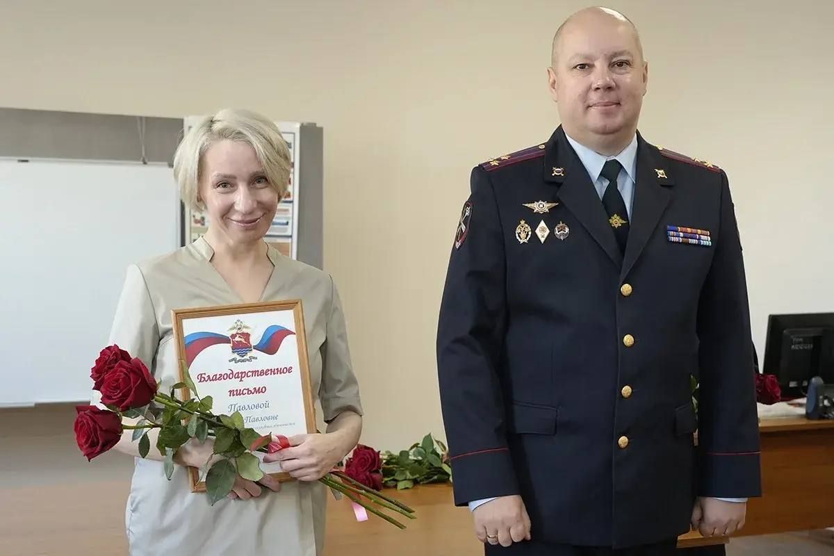 В Магаданской области полицейские поздравили с профессиональным праздником сотрудников кадровых подразделений и медико-санитарной части В Магаданской области полицейские поздравили с профессиональным праздником сотрудников кадровых подразделений и медико-санитарной части