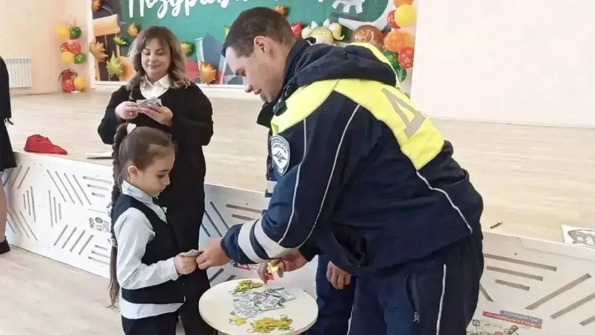 В Хасынском округе Магаданской области полицейские вручили первоклассникам удостоверения юных пешеходов В Хасынском округе Магаданской области полицейские вручили первоклассникам удостоверения юных пешеходов