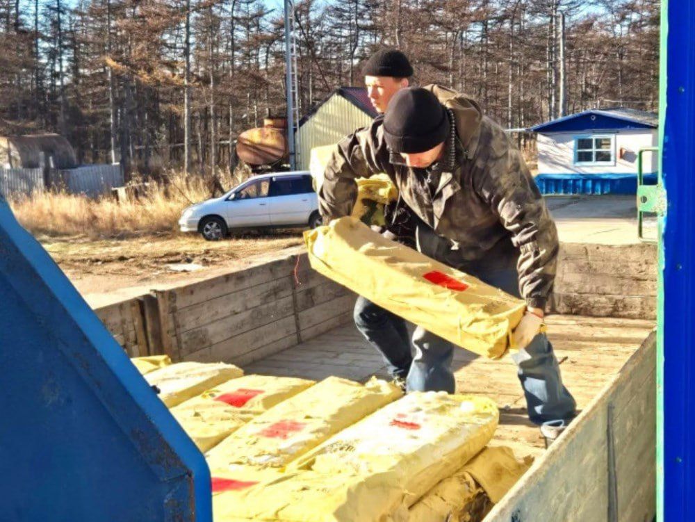 Жители поселка Палатка получили 3,5 тонны социального лосося на Колыме