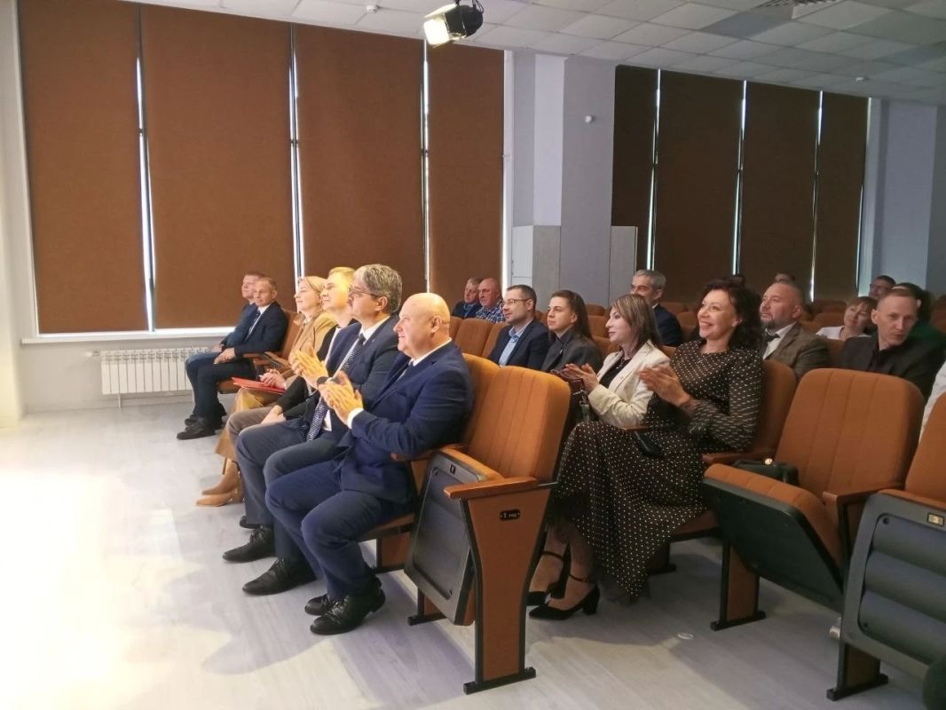 Дорожники Магаданской области получили региональные награды в свой профессиональный праздник Дорожники Магаданской области получили региональные награды в свой профессиональный праздник