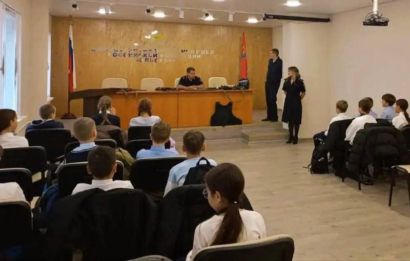 Будущие стражи порядка: кадеты из Ольского округа Магаданской области побывали в гостях у полицейских Будущие стражи порядка: кадеты из Ольского округа Магаданской области побывали в гостях у полицейских