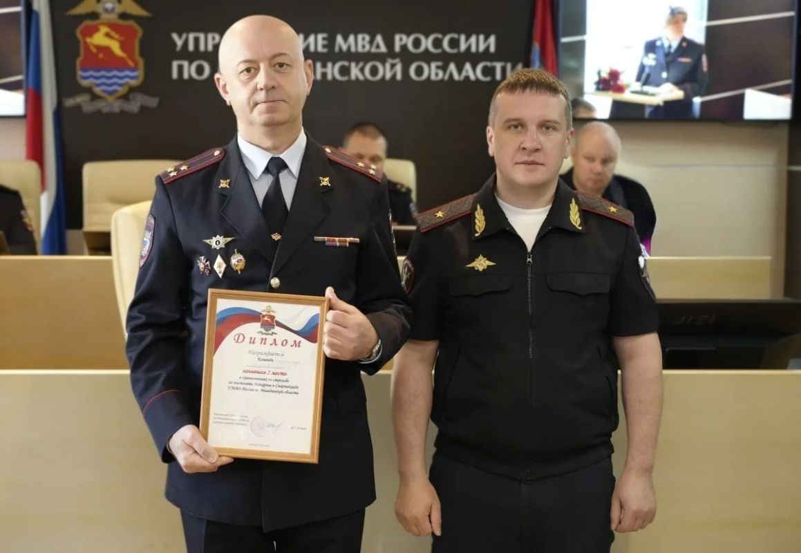 В УМВД России по Магаданской области наградили участников лично-командных соревнований по стрельбе из пистолета Макарова В УМВД России по Магаданской области наградили участников лично-командных соревнований по стрельбе из пистолета Макарова