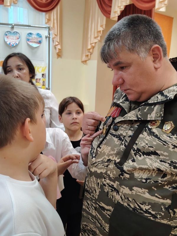 Ветеран боевых действий Олег Чернов рассказал детям Сеймчана о своей службе и ответил на вопросы Ветеран боевых действий Олег Чернов рассказал детям Сеймчана о своей службе и ответил на вопросы