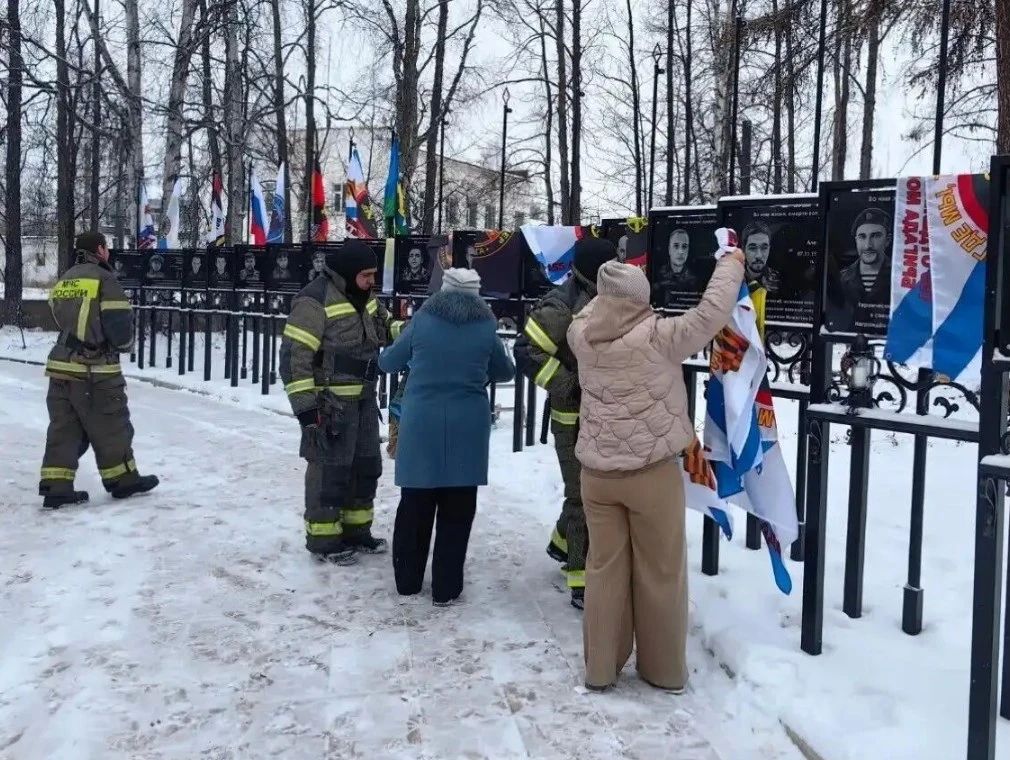 Знамена обновили на Аллее памяти Героев СВО в колымском Ягодном