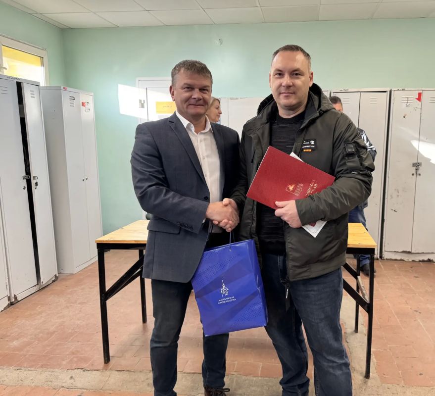 Председатель Магаданской городской Думы Сергей Смирнов поздравил работников ГЭЛУДа с Днём работников дорожного хозяйства Председатель Магаданской городской Думы Сергей Смирнов поздравил работников ГЭЛУДа с Днём работников дорожного хозяйства