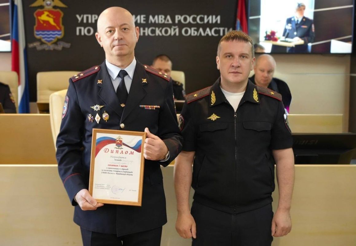 В УМВД России по Магаданской области наградили участников лично-командных соревнований по стрельбе из пистолета Макарова В УМВД России по Магаданской области наградили участников лично-командных соревнований по стрельбе из пистолета Макарова