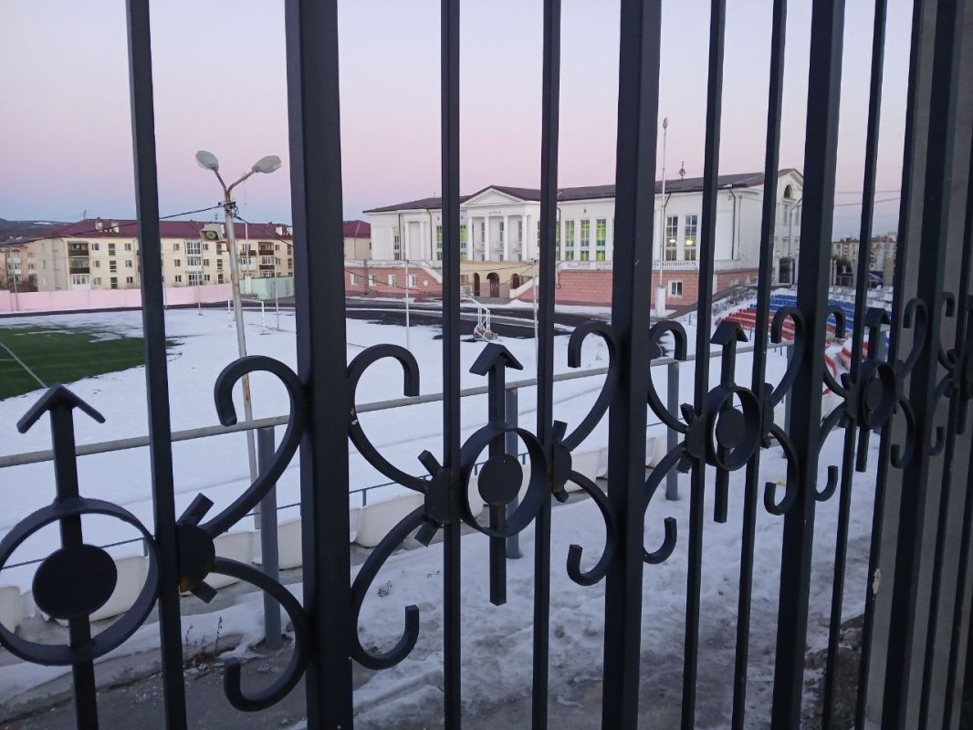 Новую чугунную ограду устанавливают на городском стадионе в Магадане Новую чугунную ограду устанавливают на городском стадионе в Магадане