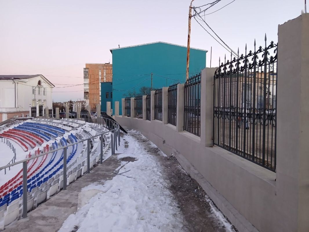 Новую чугунную ограду устанавливают на городском стадионе в Магадане Новую чугунную ограду устанавливают на городском стадионе в Магадане