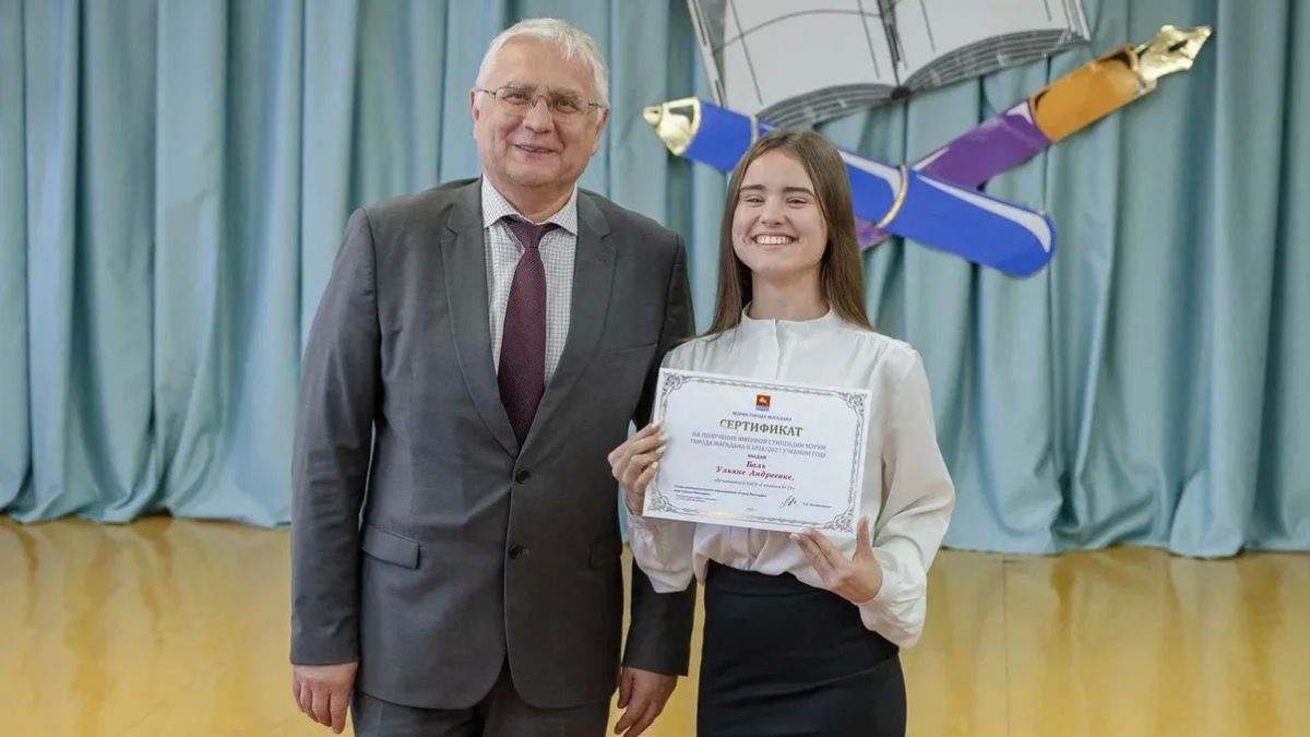 Лариса Поликанова: Лучших школьников и начинающих педагогов города отметили именными сертификатами мэра Магадана Лариса Поликанова: Лучших школьников и начинающих педагогов города отметили именными сертификатами мэра Магадана
