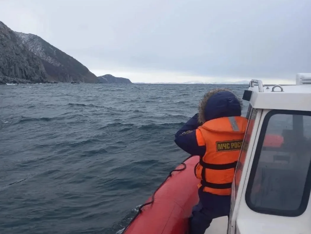 Спасатели 3 дня ищут пропавшего рыбака в море рядом с Магаданом
