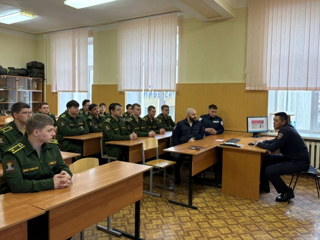 Полицейские Колымы предложили кадетам военного учебного центра Северо-Восточного государственного университета вступить в народную дружину В Магадане в военном учебном центре при Северо-Восточном государственном университете... Полицейские Колымы предложили кадетам военного учебного центра Северо-Восточного государственного университета вступить в народную дружину В Магадане в военном учебном центре при Северо-Восточном государственном университете...