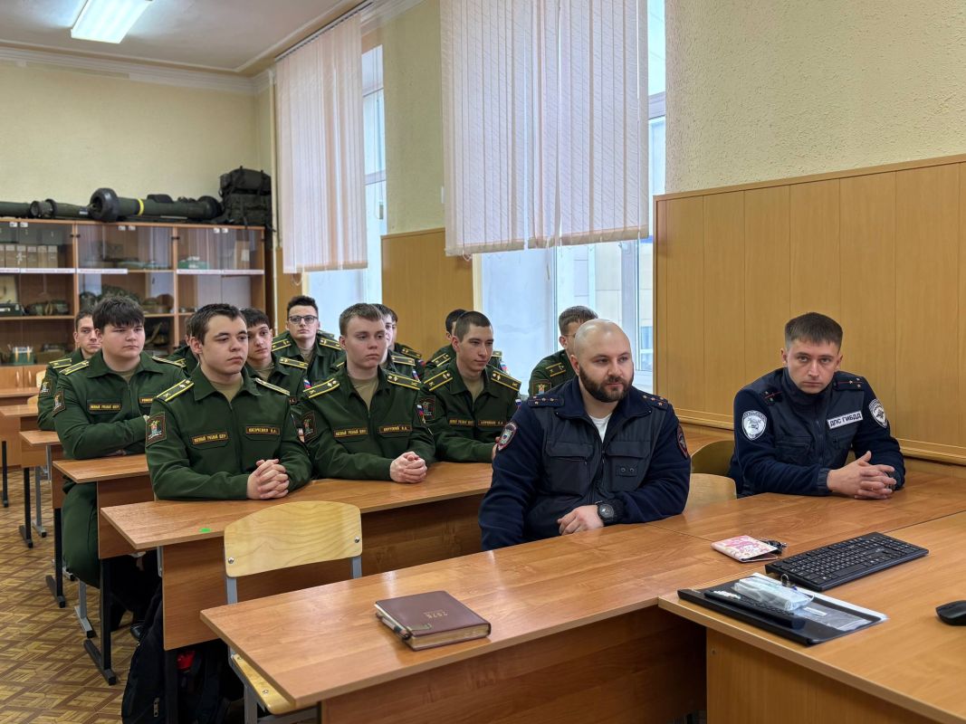 Полицейские Колымы предложили кадетам военного учебного центра Северо-Восточного государственного университета вступить в народную дружину В Магадане в военном учебном центре при Северо-Восточном государственном университете... Полицейские Колымы предложили кадетам военного учебного центра Северо-Восточного государственного университета вступить в народную дружину В Магадане в военном учебном центре при Северо-Восточном государственном университете...