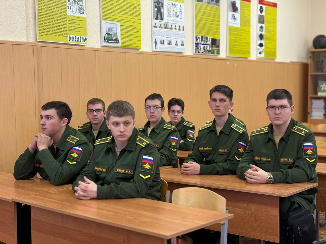 Полицейские Колымы предложили кадетам военного учебного центра Северо-Восточного государственного университета вступить в народную дружину В Магадане в военном учебном центре при Северо-Восточном государственном университете... Полицейские Колымы предложили кадетам военного учебного центра Северо-Восточного государственного университета вступить в народную дружину В Магадане в военном учебном центре при Северо-Восточном государственном университете...