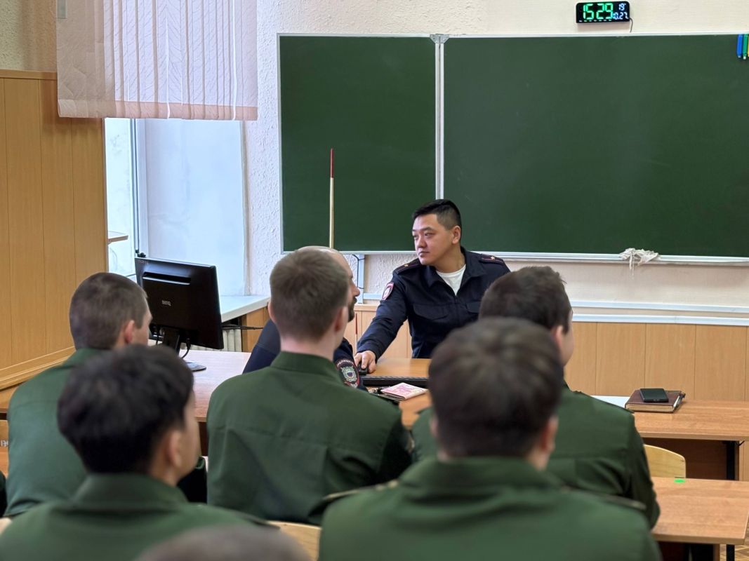 Полицейские Колымы предложили кадетам военного учебного центра Северо-Восточного государственного университета вступить в народную дружину В Магадане в военном учебном центре при Северо-Восточном государственном университете... Полицейские Колымы предложили кадетам военного учебного центра Северо-Восточного государственного университета вступить в народную дружину В Магадане в военном учебном центре при Северо-Восточном государственном университете...