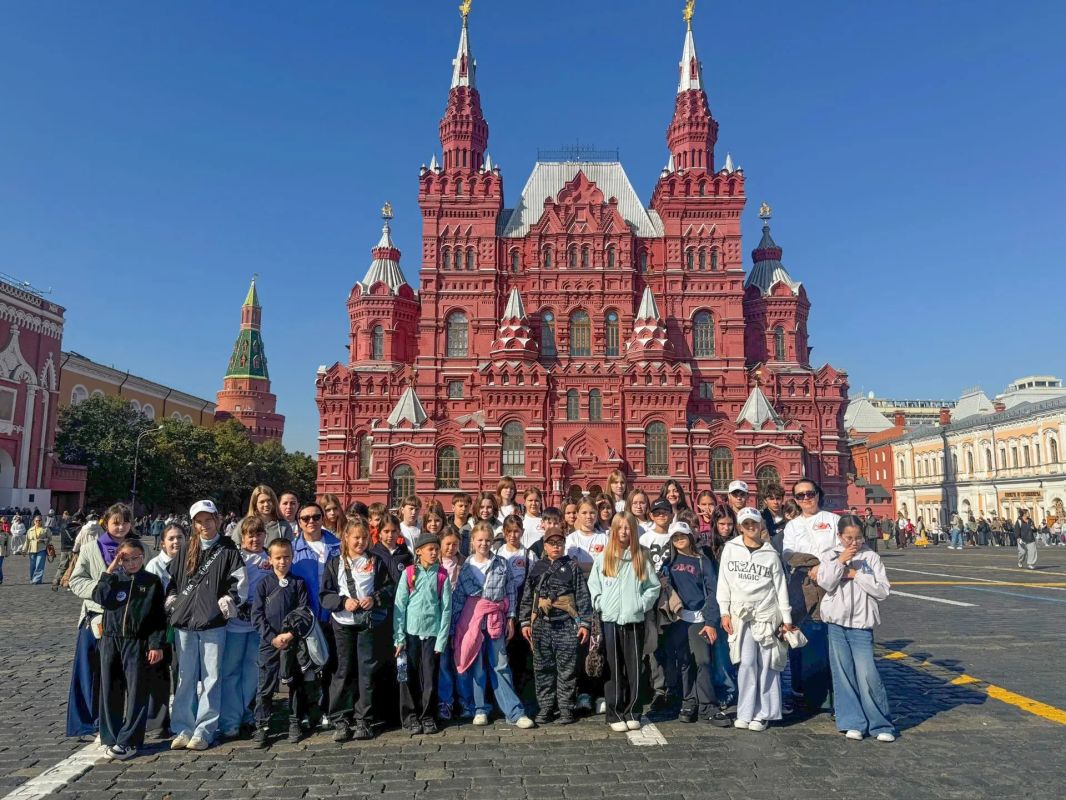 Колымские школьники побывали в Москве и Санкт-Петербурге благодаря нацпроекту «Семья» Колымские школьники побывали в Москве и Санкт-Петербурге благодаря нацпроекту «Семья»