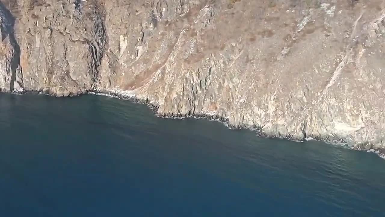 Поиски рыбака в Охотском море продолжаются