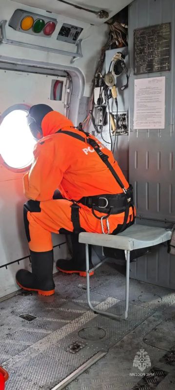 Поиски рыбака в Охотском море продолжаются Поиски рыбака в Охотском море продолжаются